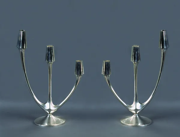 Autor nierozpoznany, Para lichtarzy trójświecowych, ok. 1930