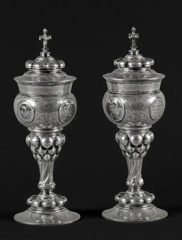 Autor nierozpoznany, PARA KIELICHÓW Z MONETAMI, przed 1914