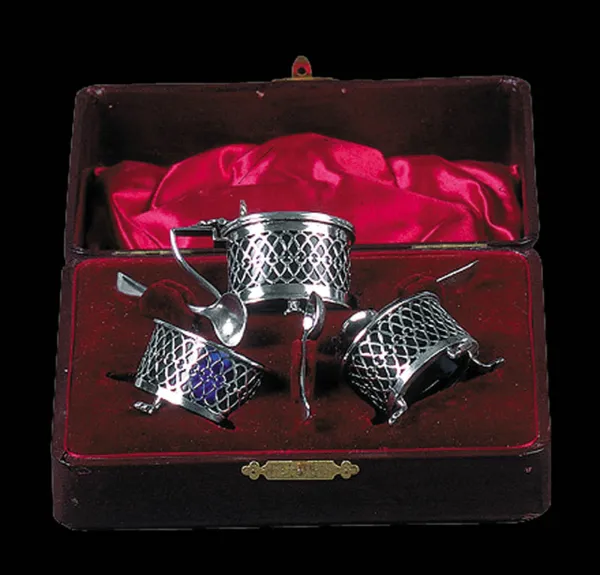 Autor nierozpoznany, ZESTAW DWÓCH SOLNICZEK I MUSZTARDNICZKI, 1900