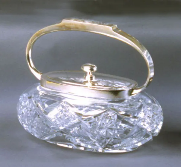 Autor nierozpoznany, Kosz - bombonierka, okres międzywojenny