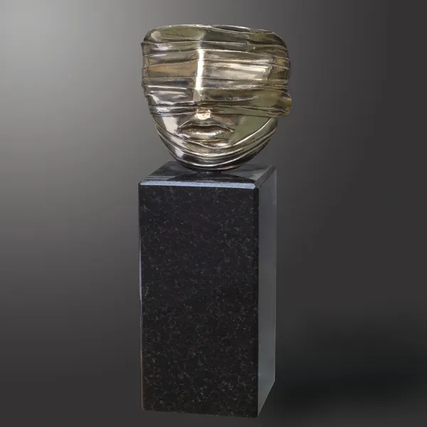 Igor Mitoraj, Głowa w draperii, 1977