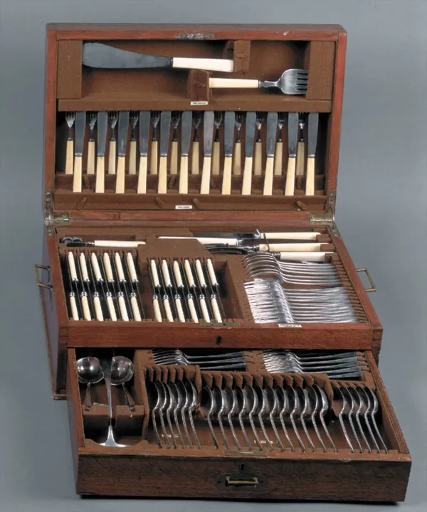 Autor nierozpoznany, Komplet sztućców w drewniane kantynie, 1929 