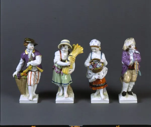 Autor nierozpoznany, Cztery figurki porcelanowe
