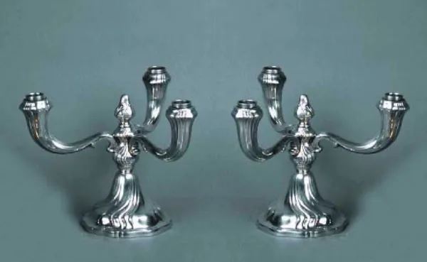 Autor nierozpoznany, Para świeczników trójramiennych, ok. 1925