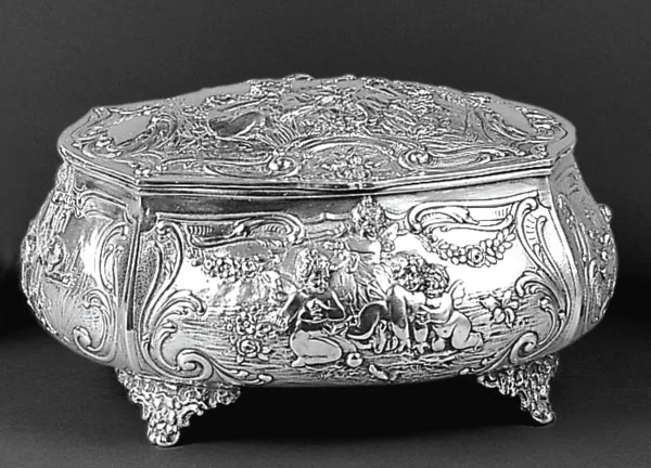 Autor nierozpoznany, KASETA w formie cukiernicy, ok. 1910