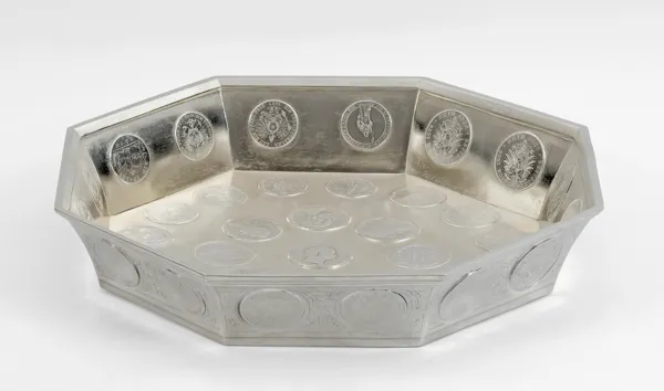 Autor nierozpoznany, NAKRYWA OŚMIOBOCZNA DEKOROWANA NUMIZMATAMI