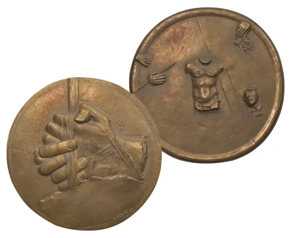 Igor Mitoraj, PLAKIETA ZE SPLECIONYMI DŁOŃMI