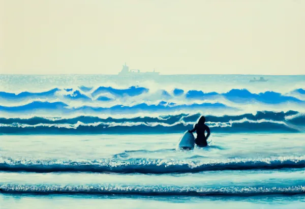 Maciej Majewski, KOBIETA Z DESKĄ SURFINGOWĄ WCHODZĄCA DO OCEANU