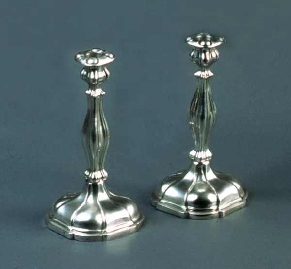 Autor nierozpoznany, Para lichtarzy jednoświecowych, ok. 1880